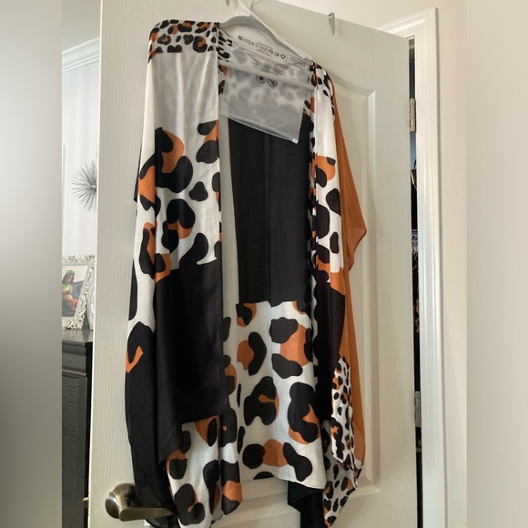 Kimono Cape Coverup Leopard Print Batwing Sleeve Asymmetrical Hem Kimono nwt - Picture 6 of 9